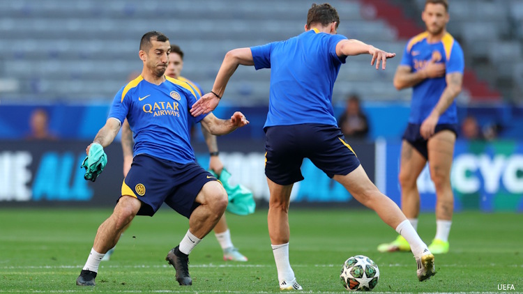 À un peu plus de 24 heures de la finale de la Ligue des Champions contre le PSG, l’Inter Milan a effectué son dernier entraînement sur la pelouse de l'Allianz Arena. Devant les médias, la mise en place tactique travaillée par Simone Inzaghi était bien celle attendue demain au coup d'envoi face au PSG.
