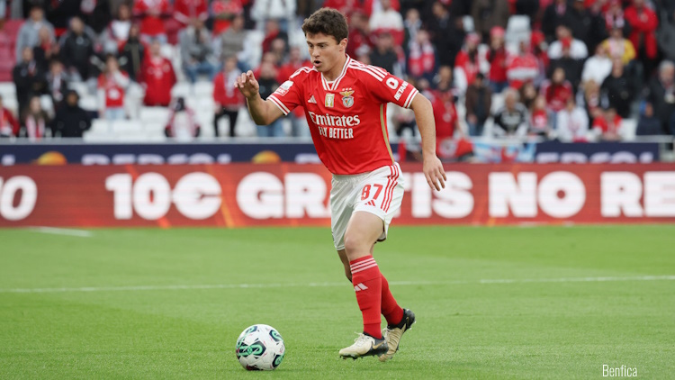 Alors que le joueur est annoncé la semaine prochaine à Paris, João Neves pourrait jouer ce dimanche soir avec Benfica son dernier match à domicile. L'occasion de faire ses adieux au public.