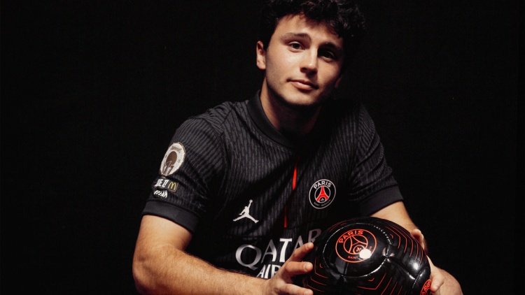 Le PSG a dévoilé officiellement ce mardi son nouveau maillot Jordan pour la saison 2025/2026. Ce quatrième maillot du PSG est noir avec une fine bande verticale rouge et est d'ores et déjà disponible sur la boutique en ligne du club.