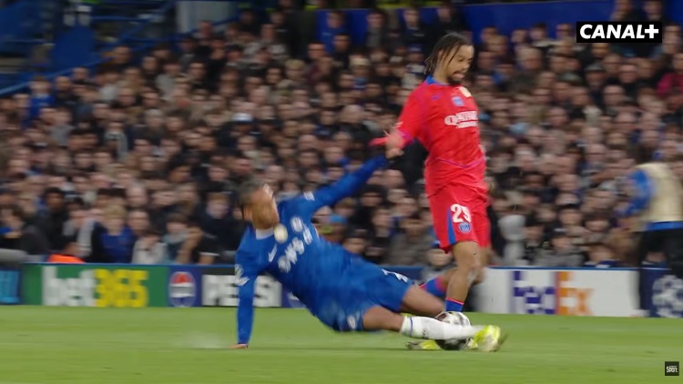 Comme après chaque gros match en Champions League, Canal+ vient de diffuseur des images inédites du récent Chelsea/PSG (0-3). L'occasion de voir de plus près le tacle de João Pedro sur Bradley Barcola et de découvrir la drôle de recherche de Luis Enrique avant le match ou encore une belle image entre Achraf Hakimi et Ibrahim Mbaye, alors que l'information concernant la CAN retirée au Sénégal était déjà arrivée aux oreilles des joueurs.