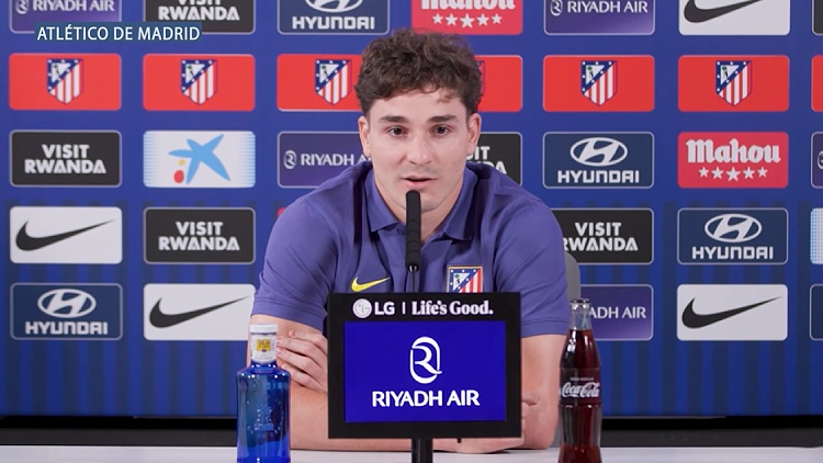 L'intérêt du PSG pour Julian Alvarez a été confirmé ces dernières heures par une top source argentine. En Espagne, on parle même déjà de négociations en cours entre le club parisien et l'Atlético Madrid, ainsi que d'échanges entre le joueur et Luis Enrique. On fait le point.