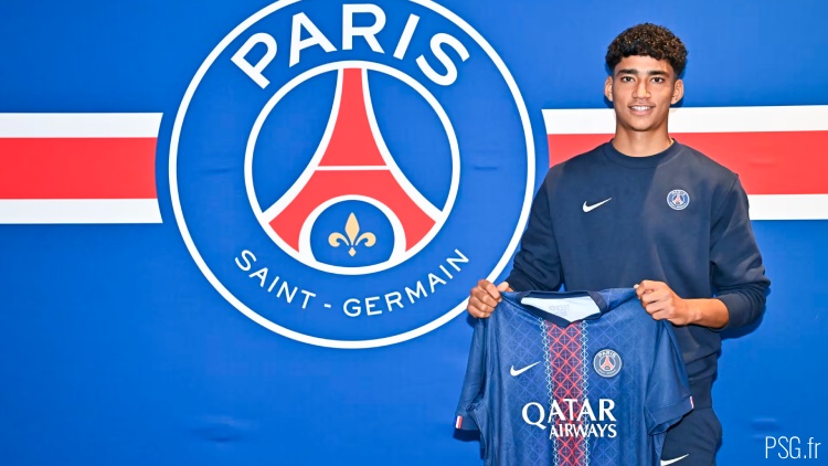 Annoncée dès le 1er septembre dernier par le Stade Tunisien, la signature du prometteur milieu offensif Khalil Ayari a été officialisée ce vendredi par le PSG.