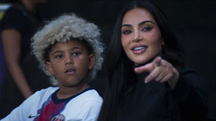 Comme avant chaque Coupe du monde, les équipementiers redoublent d'efforts pour faire le buzz en sortant des publicités impactantes. Nike a dévoilé la sienne jeudi avec un casting de folie. Le PSG n'a aucun joueur présent dedans, mais a quand même réussi à se glisser dans cette publicité qui cumule déjà des millions de vues.