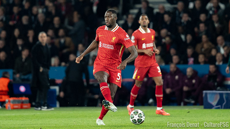 Faute d'accord avec Liverpool pour prolonger son contrat, Ibrahima Konaté aurait l'intention de quitter les Reds libre en 2026. Plusieurs clubs seraient au courant et intéressés à l'idée de le récupérer dans un an, dont le PSG.