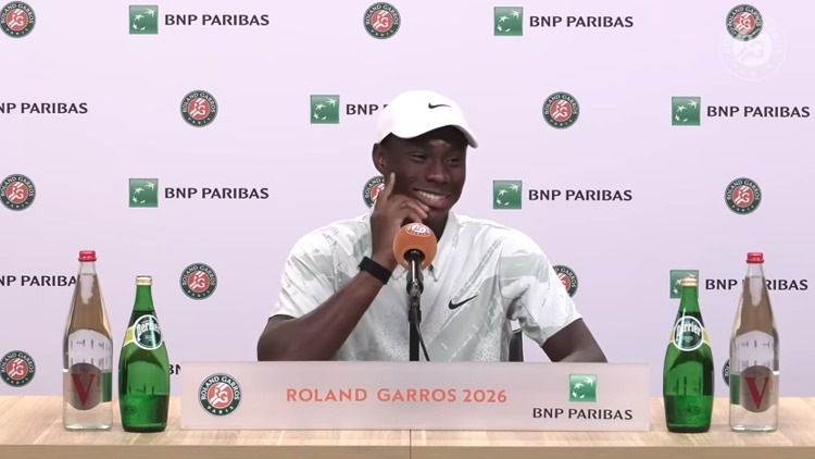 Nouvelle pépite du tennis français, Moïse Kouame s'est qualifié pour le troisième tour de Roland-Garros jeudi en battant en cinq sets Adolfo Daniel Vallejo au terme d'un match épique de 4h56. Grand fan du PSG, Kouame avait émis le souhait de ne pas jouer son prochain match lors de la finale PSG/Arsenal. Un souhait pas vraiment exaucé par Amélie Mauresmo, la directrice du tournoi.