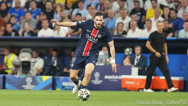 La FIFA a publié sur ses réseaux sociaux une vidéo en slow-motion et en gros plan de la superbe action de Khvicha Kvaratskhelia lors de PSG/Real Madrid (4-0) mercredi. Le Géorgien a parfaitement défendu face à Kylian Mbappé avant de mettre un superbe petit point à Arda Güler et de foncer en attaque. Du grand art.
