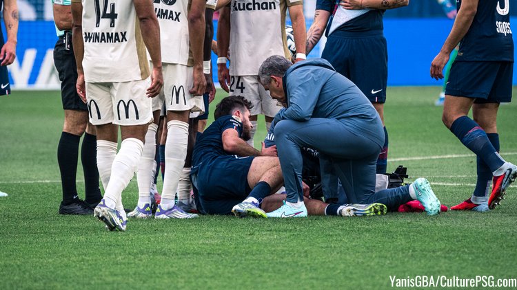 Touché à la jambe gauche lors de PSG/Lens ce dimanche (2-0), l'ailier géorgien Khvicha Kvaratskhelia devrait être apte pour le PSG/Atalanta de mercredi soir. La tendance est positive le concernant.