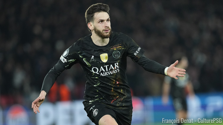 Si tout n'a pas été parfait, le PSG a frappé un grand coup en s'imposant 5-2 face à Chelsea en 8e de finale aller de Champions League grâce à une entrée décisive de Kvaratskhelia, passeur décisif puis double buteur. João Neves a lui été immense pour son retour de blessure. Voici les notes des Parisiens pour ce PSG/Chelsea :
