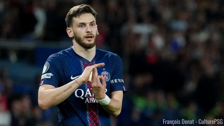 Buteur face à Liverpool mercredi dernier, Khvicha Kvaratskhelia a offert ses crampons au combattant de MMA Islam Makhachev, venu assister à la rencontre. Mais ce dernier s'est fait voler le cadeau de la star du PSG dans le week-end.