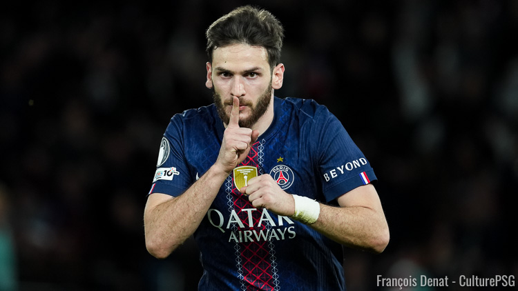 Critiqué ces dernières semaines pour son déchet dans les frappes et certains choix individualistes, Khvicha Kvaratskhelia a pu agacer certains coéquipiers, mais pas au point de se couper du vestiaire.