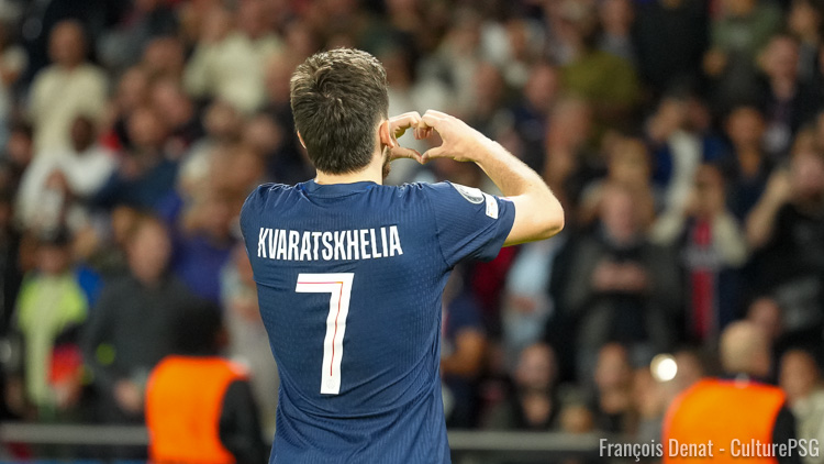 Alors que Willy Sagnol a décidé de le garder durant la trêve malgré ses récents soucis physiques avec le PSG, Khvicha Kvaratskhelia est apparu en grande forme lors de son deuxième entraînement de la semaine avec la Géorgie, réalisant son fameux geste signature. Sublime.