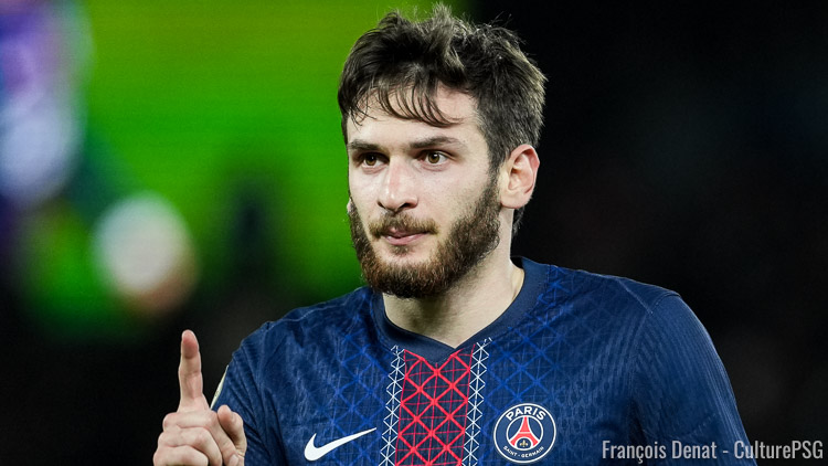 Comme en mars dernier à Rennes, déjà avec le maillot extérieur blanc du PSG, Khvicha Kvaratskhelia a de nouveau claqué son geste signature mercredi soir à Bilbao. Un contrôle aérien sublime à revoir en vidéo ci-dessous.