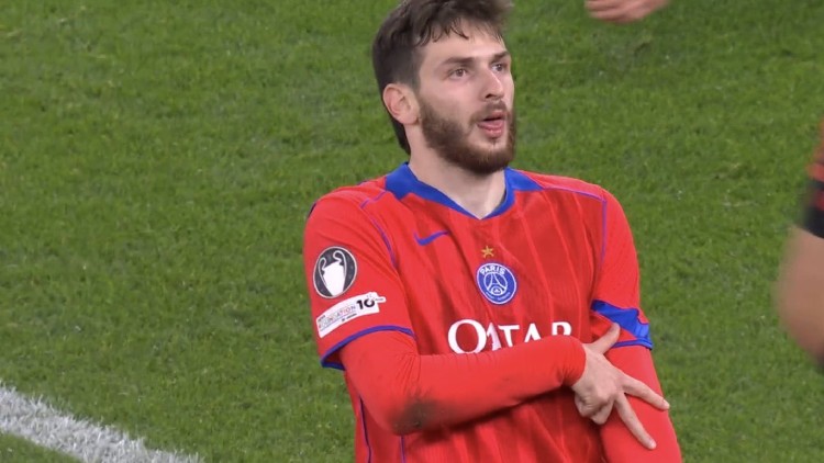Le PSG a écrasé Leverkusen 7-2 mardi soir en Champions League avec six buteurs différents puisque Désiré Doué a inscrit un doublé. Comme souvent, le numéro 14 parisien a rendu hommage à son idole Neymar lors de ses célébrations de buts tandis que Khvicha Kvaratskhelia a lui fait référence à une célébration en vogue en NBA. 
