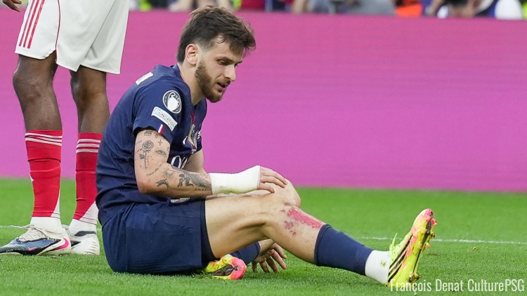 Titulaire face à Arsenal samedi dernier en finale de Champions Legue, Khvicha Kvaratskhelia a joué avec un gros pansement au niveau de la jambe droite, ce qui ne l'a pas empêché d'être décisif en provoquant le penalty transformé par Ousmane Dembélé. Mais le Géorgien a forcément été un peu gêné par cette blessure, qui n'avait pas filtré avant le match et dont a trouvé l'origine.