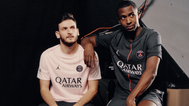 Le lancement du nouveau maillot Jordan du PSG s'accompagne de la sortie d'une collection complète PSG x Jordan, avec plusieurs autres produits tels qu'un maillot pré-match, un sweat à capuche, une gamme training, plusieurs vestes et deux paires de sneakers.