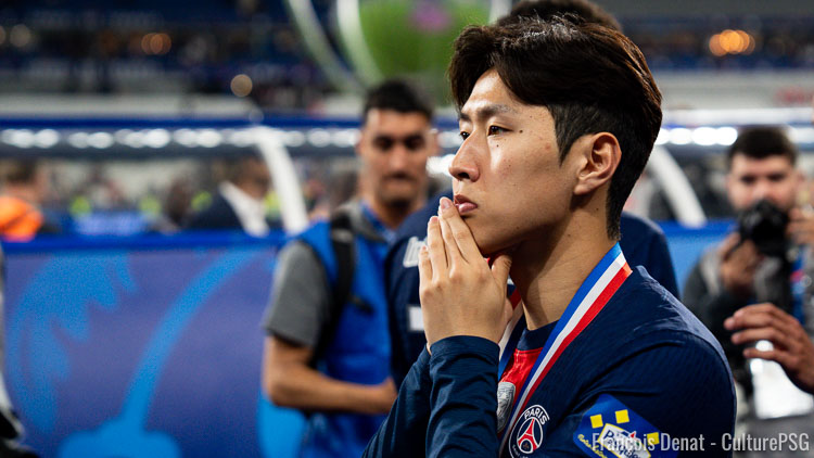 Alors que le PSG et Lee Kang-in doivent faire le point en fin de saison, de nouveaux échos font état de discussions au point mort concernant une prolongation. Déclassé à Paris, le Sud-Coréen pourrait agiter le mercato estival et aurait déjà de nombreux courtisans en Europe, mais pas que.