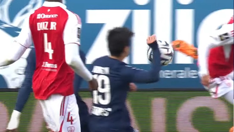 Grand moment de flou du dernier Brest/PSG (0-3), le penalty accordé aux Brestois par l'arbitre Jérémy Pignard a finalement été considéré comme la bonne décision par la direction de l'arbitrage de la FFF qui analyse certaines situations et décisions prises lors des matches du week-end.