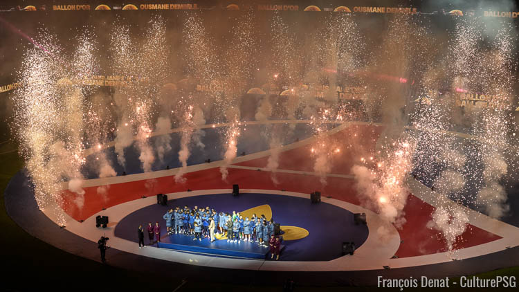 En cette année 2025 historique pour le PSG, nous vous avons concocté une superbe sélection de 10 idées de cadeaux de Noël à offrir à un supporter parisien, petit ou grand. Avec des livres, des maillots, des abonnements télé ou encore différents goodies originaux pour toute la famille.