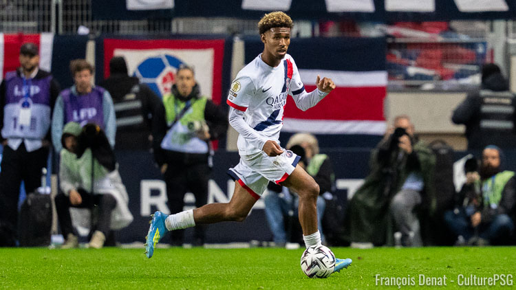 Comme le Paris FC, le PSG a effectué 6 changements dimanche soir lors de son derby perdu 2-1, contre 5 habituellement autorisés. Un changement supplémentaire qui n'est pas le fruit du hasard, ni une erreur des deux équipes.