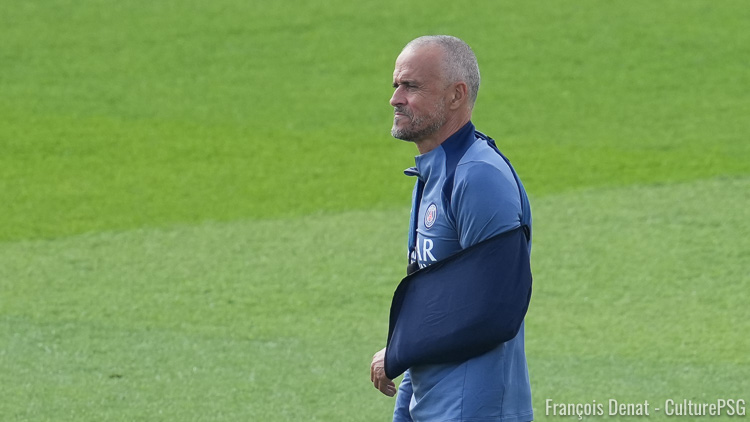 Pour sa première apparition publique depuis sa fracture de la clavicule, Luis Enrique est apparu en pleine forme ce samedi. Et lui même a assuré que son accident n'allait rien changer pour lui, s'annonçant prêt pour le match de dimanche contre Lens (17h15).