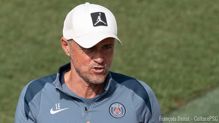 Opéré cette semaine de la clavicule après sa chute en vélo vendredi dernier, Luis Enrique devrait finalement bien être présent sur le banc du Parc des Princes ce dimanche pour PSG/Lens.
