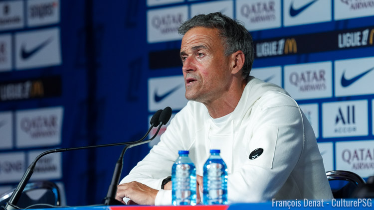 C'est un Luis Enrique heureux d'avoir gagné un nouveau trophée qui s'est présenté en conférence de presse après la finale de la Coupe Intercontinentale contre Flamengo. Bien conscient d'avoir eu chaud face à une équipe de Flamengo qu'il redoutait, l'entraîneur du PSG a salué son adversaire vaincu et a abordé quelques thèmes : Safonov le héros, la formidable année 2025 du PSG, la suite, etc. Voici ses propos complets, traduits et retranscrits par nos soins.