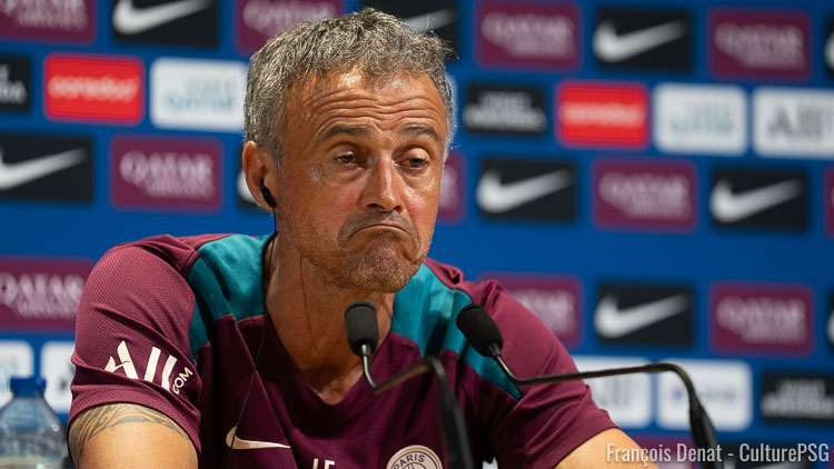 C'est un Luis Enrique serein et impatient de retrouver le Parc des Princes qui s'est présenté en conférence de presse ce jeudi, à la veille du premier match à domicile de la saison PSG/Montpellier. L'entraîneur espagnol a évoqué la fin de mercato, la récente recrue Désiré Doué, mais a botté en touche sur son avenir ou sur Rayan Cherki. 