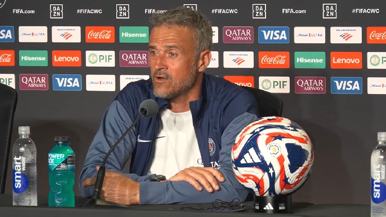 Alternant entre le français, l'espagnol et l'anglais, Luis Enrique était en conférence de presse dans la nuit de mercredi à jeudi avant le match PSG/Botafogo de ce jeudi 18h à Pasadena (3h du matin vendredi, heure française). L'entraîneur espagnol a répondu à des journalistes du monde entier sur des thématiques bien différentes. Il a notamment donné des nouvelles d'Ousmane Dembélé et encensé la mentalité de son groupe. Voici ses propos en intégralité, traduits par nos soins.