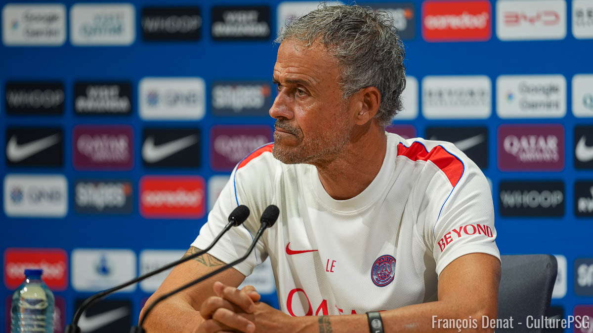 A la veille du deuxième déplacement du PSG à Lille, Luis Enrique s'est présenté en conférence de presse au Campus. L'entraîneur parisien est revenu sur l'actualité débordante du club : du transfert annoncé de Barcola vers Liverpool, au repos de Dembélé cette semaine, en passant par le match face au LOSC.