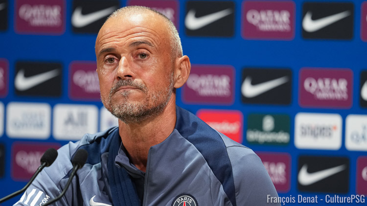 C'est un Luis Enrique souriant et sans regret par rapport au dernier mercato qui s'est présenté ce vendredi en conférence de presse à la veille de PSG/Auxerre. Malgré la nouvelle blessure de Marquinhos et la défaite à Marseille, Luis Enrique a tenu (en français) un discours fédérateur et optimiste, que vous pouvez retrouver en intégralité ci-dessous.