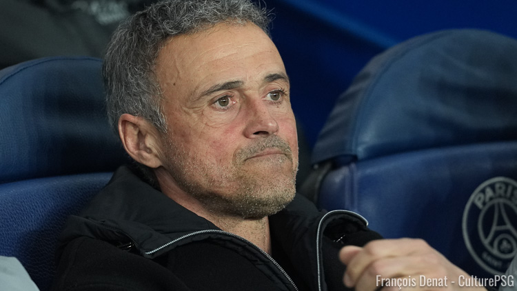 Dans la foulée de la qualification de son équipe en quart de finale de la Champions League suite à sa victoire (3-0) à Chelsea, Luis Enrique était face à une salle de presse bondée. Il a évidemment débriefé le match, distribuant de nombreux bons points comme à Safonov, mais aussi donné des nouvelles des blessés Neves et Barcola. Voici ses propos complets, retranscrits et traduits par nos soins.
