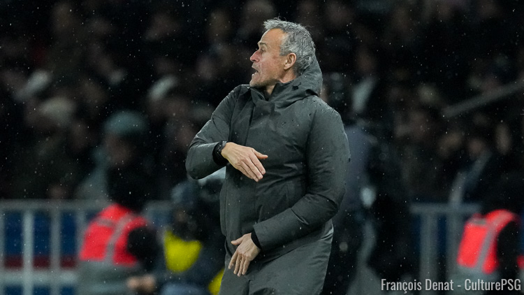 Après la précieuse victoire de son équipe à Auxerre grâce à un but d'un Barcola qu'il a défendu, l'entraîneur du PSG Luis Enrique était franchement soulagé en conférence de presse, ravi de constater que ses joueurs avaient sur faire le boulot malgré un gros manque de confiance devant le but dont le coach a beaucoup parlé. Voici ses propos complets, retranscrits par nos soins.