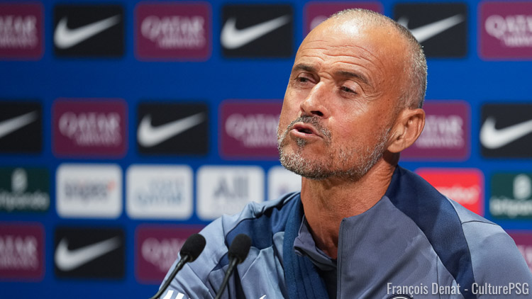 Alors qu'il s'était permis de chanter en conférence de presse pour promouvoir la candidature d'Ousmane Dembélé au Ballon d'Or, Luis Enrique est en réalité un très grand habitué de l'air à la gloire du lauréat.