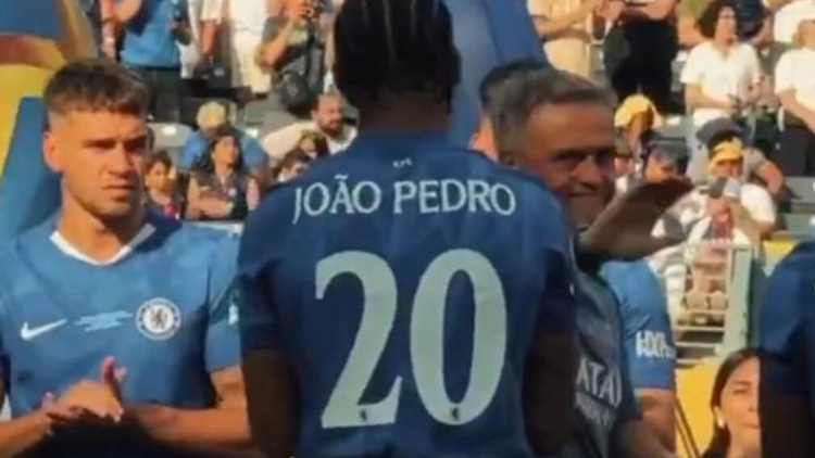 Quelques minutes après l'altercation qui a opposé Luis Enrique à João Pedro à l'issue de la finale de la Coupe du monde des clubs face à Chelsea, l'entraîneur du PSG a eu un geste de réconciliation avec l'attaquant brésilien. Un moment qui n'avait pas été diffusé et a été capté par une caméra annexe.