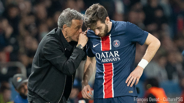 Dans un long entretien accordé au Corriere della Sera, le président du Napoli Aurelio De Laurentiis est revenu sur le transfert hivernal de Khvicha Kvaratskhelia au PSG, expliquant avoir été menacé de vendre le Géorgien par son agent. Le dirigeant italien a aussi fait part de son regret de ne pas avoir vendu Kvara et Osimhen à Paris six mois plus tôt.