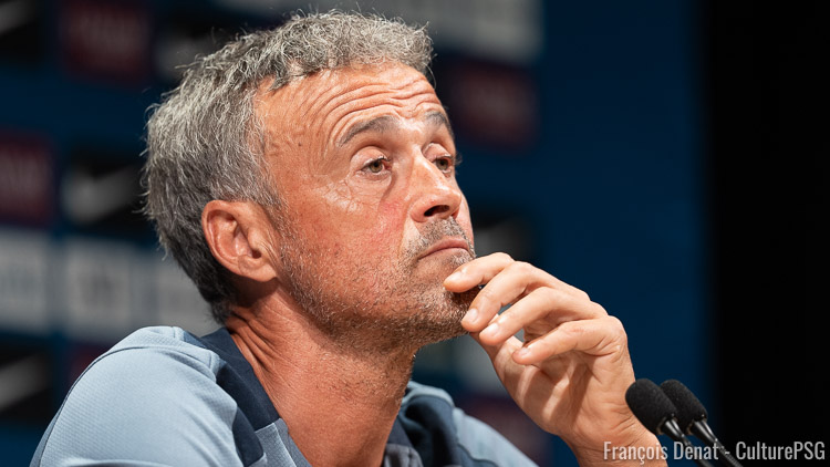 Comme face à Lens, Luis Enrique a assisté à la première période de PSG/Atalanta (4-0) en tribune mercredi soir avant de regagner son banc après la pause. Une prise de hauteur qui lui permet de mieux analyser le match et de faire les corrections nécessaires à la mi-temps. Une expérience qu'il ne compte toutefois pas renouveler dimanche à Marseille, ni à Barcelone le 1er octobre. Et il a expliqué pourquoi.