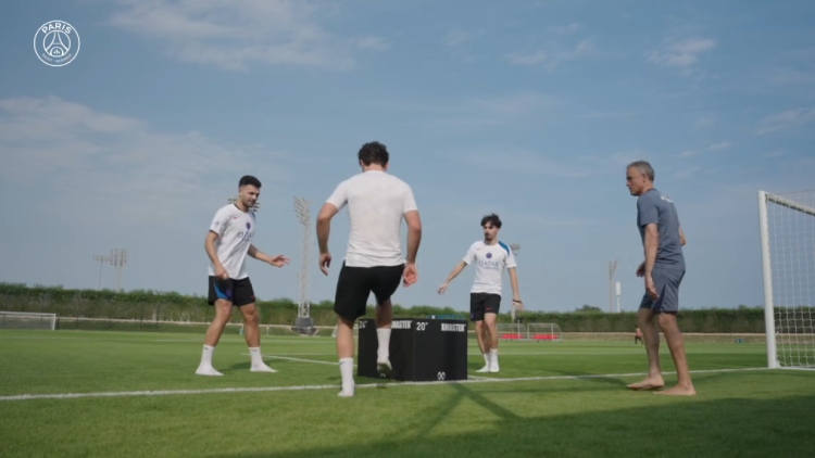 Dans le dernier épisode de son programme inside No Comment, le PSG a partagé une magnifique séquence d'entraînement à Doha durant laquelle on peut voir Luis Enrique et Vitinha défier João Neves et Gonçalo Ramos dans un jeu technique.