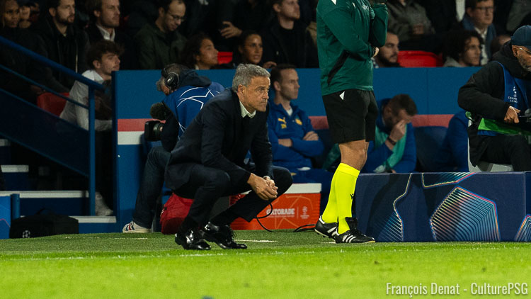 C'est un Luis Enrique soulagé mais pas forcément enthousiasmé par le match de son équipe qui s'est présenté en conférence de presse après Salzbourg/PSG (0-3). L'entraîneur parisien n'a pas vu un meilleur match que contre le PSV ou l'Atlético mais il a salué plusieurs bonnes performances individuelles : Désiré Doué, Nuno Mendes ou encore Gonçalo Ramos. Voici ses propos complets, traduits par nos soins.