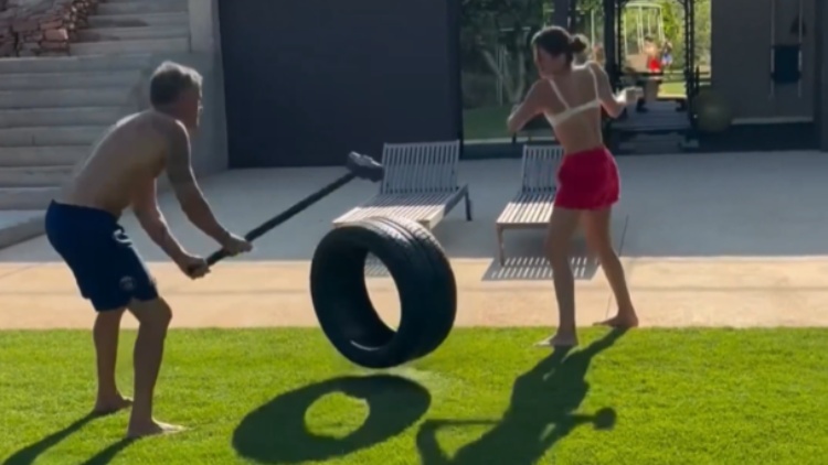 Absent des réseaux sociaux depuis deux mois, Luis Enrique est réapparu sur le compte Instagram de sa fille Sira Martinez (25 ans) en train de taper sur un pneu avec une masse, le tout sur un célèbre son de MHD.