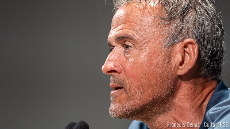 Avant un Lille/PSG qui marquera le retour de Chevalier dans son ancien stade et quelques jours après un Barça/PSG qui a vu son équipe affaiblie renverser le score, c'est un Luis Enrique décontracté mais soucieux de ne pas en dire trop qui s'est présenté en conférence de presse.  Voici ses propos complets, retranscrits par nos soins.