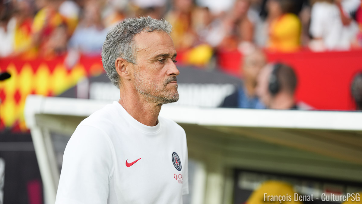 Malgré la première défaire de la saison contre Lens lors de ce Trophée des Champions 2026, c'est un Luis Enrique loin d'être furieux qui s'est présenté en conférence de presse. Au contraire, l'entraîneur parisien était plutôt satisfait du match. Voici ses propos complets, retranscrits par nos soins.