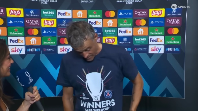 Pour fêter sa victoire aux tirs au but contre Tottenham et la première Supercoupe d'Europe de son histoire, le PSG a commercialisé un tee-shirt (porté par les joueurs et Luis Enrique lors des célébrations mercredi soir) et une écharpe.