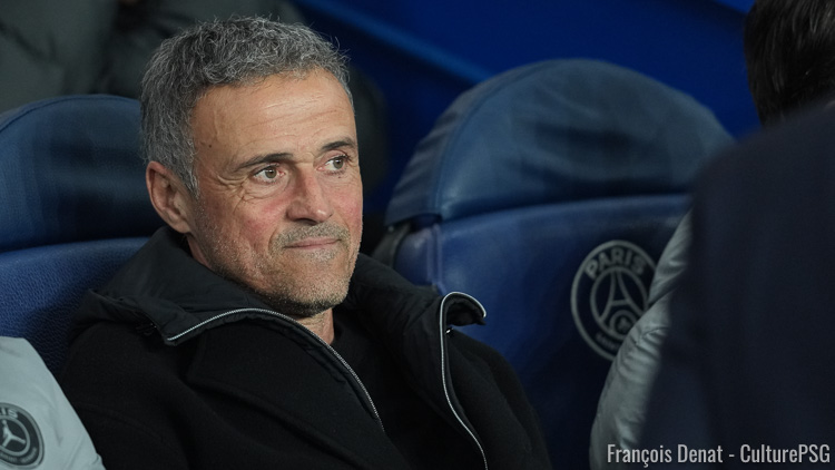 C'est un Luis Enrique très en forme et taquin à souhait qui s'est présenté en conférence de presse après PSG/Chelsea (5-2). L'entraîneur parisien est revenu sur la partie, a évoqué quelques cas individuels comme Kvara ou Dembélé, et a prévenu avant le retour. Voici ses propos complets, retranscrits par nos soins.
