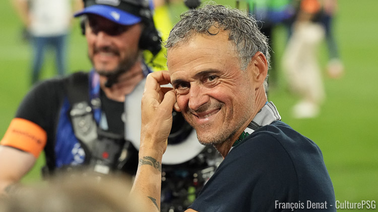 Sur ses réseaux sociaux, Luis Enrique a rendu un bel hommage aux supporters du PSG en chantant, sur son vélo, le désormais célèbre « Tous ensemble on chantera ».