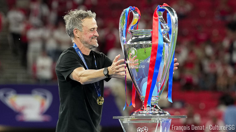 Il a fallu l'attendre pendant très longtemps après la fin du match à Budapest ce samedi soir, mais Luis Enrique s'est bien présenté en conférence de presse à l'issue de PSG/Arsenal (1-1, 4-3 t.a.b.), avec un visage heureux mais exténué. L'entraîneur parisien a pris quelques minutes pour répondre aux questions de la presse à propos du match, abordant ses sentiments, la rencontre, la séance de tirs au but ou encore la suite. Voici ses propos complets, retranscrits par nos soins.