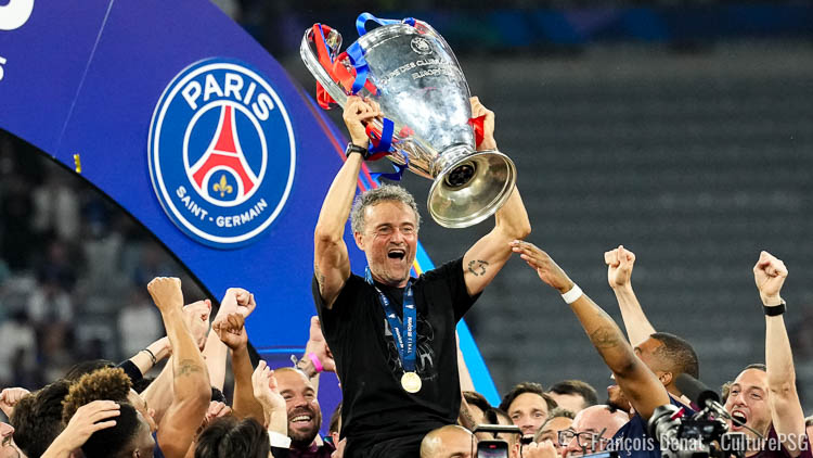 Plusieurs séquences inédites de la finale PSG/Inter Milan (5-0) ont été diffusées ce mercerdi par Canal+ de façon totalement gratuite. De quoi retrouver quelques belles images de joie des Parisiens, un Marquinhos en leader particulièrement inspiré, un Luis Enrique en guide pour son équipe ou encore un Ousmane Dembélé aussi décontracté que concentré. Voici ces images en question :