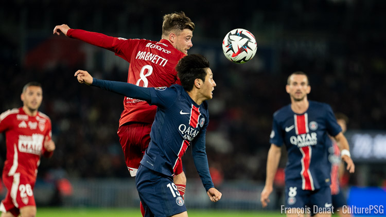 Présent en conférence de presse lundi avant le déplacement de son équipe à Troyes ce mardi en Coupe de France, Eric Roy a fustigé le choix de la LFP de faire jouer Brest le vendredi plutôt que le samedi lors de la 22e journée de Ligue 1 calée entre ses deux matches de Champions League face au PSG.