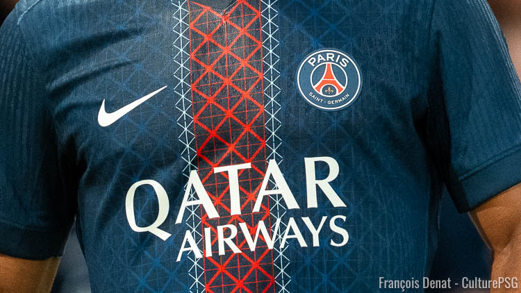 Deux jours après avoir lancé son nouveau maillot Jordan, le PSG a décidé de solder son maillot domicile 2025/2026 (version adulte) et ses maillots domicile, extérieur et third (version enfant) à l'occasion du Black Friday. Plusieurs autres articles de la boutique du PSG sont soldés. Le point sur les bonnes affaires ci-dessous.
