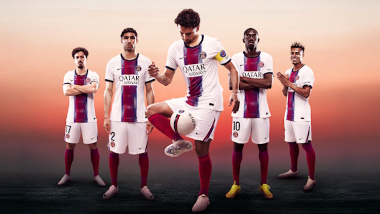 Le PSG vient officiellement de lancer son nouveau maillot extérieur pour la saison 2026/2027. Une tunique comme souvent majoritairement blanche, mais avec quelques touches de bleu et de rouge.