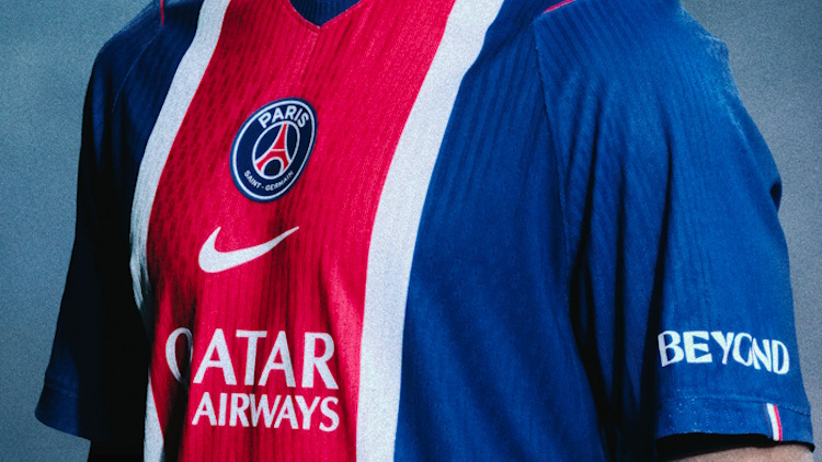 Le PSG vient officiellement de lancer son nouveau maillot domicile pour la saison 2026/2027. Une tunique avec un bleu différent, des liserés blancs plus gros et des logos centrés. Il devrait être porté pour la première fois ce dimanche contre Brest pour la dernière de la saison à domicile.